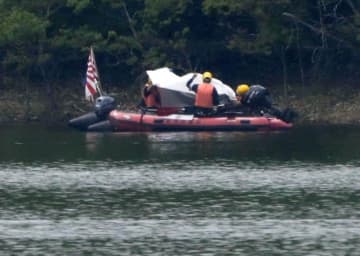 体の一部発見、不明隊員か　空自機墜落現場の捜索で