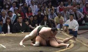 大相撲で衝撃結末… どうしてこうなった？ 182キロ巨漢力士が体重“全部のせ” 館内どよめき