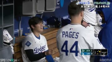 大谷翔平がベンチで“イチャイチャ” 衝撃弾の直後のほっこりシーンが話題「かわよ」「テオ嬉しそうw」