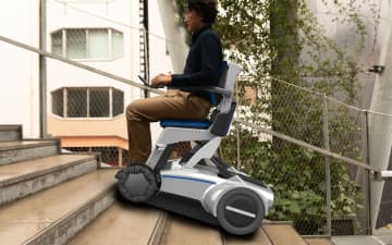 階段もスイスイ？ クローラー付き電動車いす「AVEST Launch Edition」