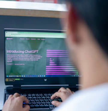 ChatGPTは“シャットダウン”すべき？ 生成AIに規制は必要？ アメリカZ世代が語るAI懐疑論
