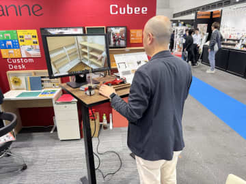 ホビー製作にも電動昇降デスクの波が到来。バルバーニ「SMOOVA」【#静岡ホビーショー】お洒落な壁掛け式のコレクションラック「Cubee」も初お披露目