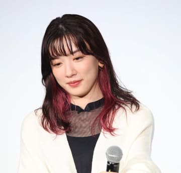 永野芽郁が映画舞台あいさつで涙の謝罪　大泉洋がハンカチを手渡す