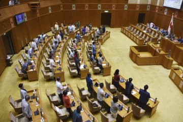 ひめゆり発言撤回求める　沖縄県議会が抗議決議