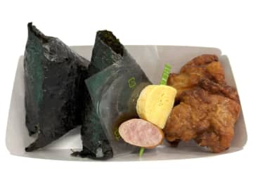 梅しそ・しゃけのおむすびと唐揚げなどをセットにして税込570円! セブン‐イレブンが「唐揚げおむすびセット(梅しそ・しゃけ)」を発売