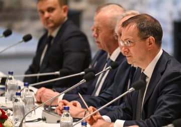 ロシア代表、相手にらみつけ　双方硬い表情、緊張感に包まれ