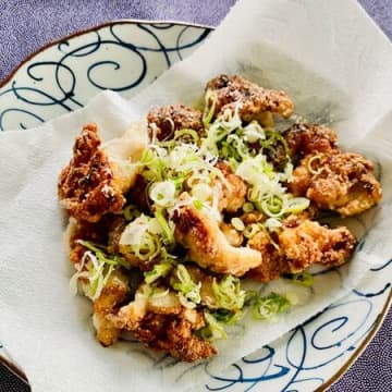 鶏皮捨てるなんてもったいない！「ねぎ塩鶏皮のパリパリ焼き」太鼓判！