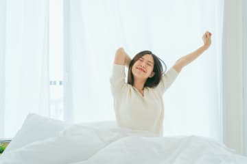ホテルで朝起きたら一番最初に何をする？「とりあえずテレビ」「大浴場に行く」などの声が集まる