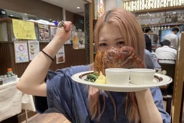 【スターダム】Ｓ・キッド なぜか素顔でステーキ爆食い！  31cm差HANAKO対策「業界をひっくり返します」