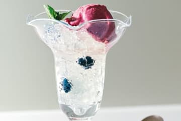 ゼリーのぷるんとした食感が楽しいレシピ♪ アイスを組み合わせた「クラッシュゼリーアイスクリームのせ」【最新号からちょっと見せ】