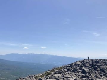 ピークは360度パノラマの「蓼科山」　ぐるっと広大な山頂だから “天気が良い方向の絶景” を選べるぞ！