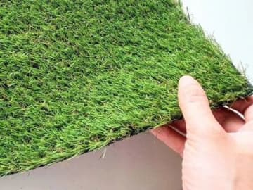100均の「人工芝」をポストに入れるだけで…？今すぐマネしたくなるほどの便利な活用術！