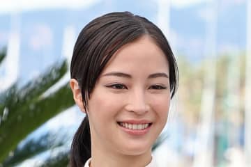 広瀬すずの雰囲気ガラリ！ルイ・ヴィトンの爽やか白ドレス＆妖艶な黒ドレスで10年ぶりカンヌに降臨 神々しい美しさが話題に