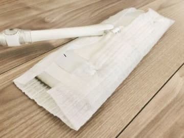 お掃除シートの"吸着力"がパワーアップする裏ワザ。おうちにあるモノを使うだけで…！？【試してみた】