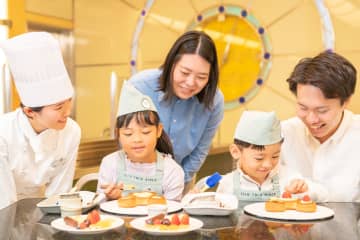 ディズニーアンバサダーホテル宿泊者限定、子供向けのパティシエ体験プログラム開催中。デニッシュやケーキをデコレーション