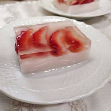 市販のイチゴラテを使った2色のイチゴゼリー