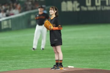 ポニテふわりの“赤面投球”「かわいい」　東京D降臨の“ガチ勢”美女に悶絶「勝利の女神」