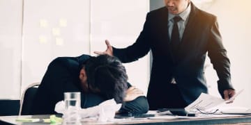 遅刻1分で「罰金100万円」、LINEで「ぶっ飛ばすぞ」…同級生社長による“歪んだ支配”のひどすぎる内容とは