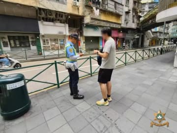 マカオ、週次の歩行者による道路横断違反の検挙数は前週比7%減の140件も14週連続3桁に