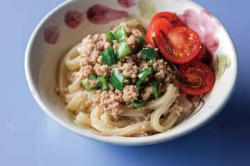 ツレヅレハナコさんご提案「からだ整え丼」のメニューから、調理時間ほぼゼロ!?「そぼろ和えうどん」のレシピをご紹介【最新号からちょっと見せ】