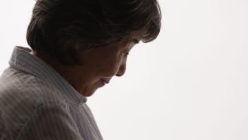 母さん、こうするしかなかった。すまない…世帯年収800万円・2人の子を持つ48歳会社員、77歳母の老人ホーム生活を支えるも「月6万円の仕送り」に3年で限界。無念の転居へ【CFPの助言】
