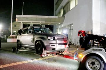 びっくり…小学生の列にSUVが突っ込む　そのまま去ったSUV、5人ほど暮らす住宅の駐車場で発見　同乗者らしき男性を事情聴取、数人の住人も　運転手、車の所有者はどこへ　事件の数時間前、普段はないSUVが駐車場に