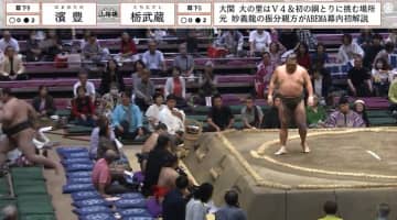 「どこまで行くねん」巨漢力士が客席を“ダッシュ” ド迫力の光景に館内から悲鳴と歓声 「これはバッケンレコード」「ファンは嬉しい」