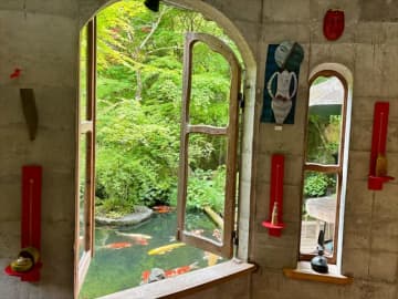 【ジブリのような世界観】森に囲まれた「深沢小さな美術館」を現地ルポ！“穴場スポット”として話題に｜東京都あきる野市