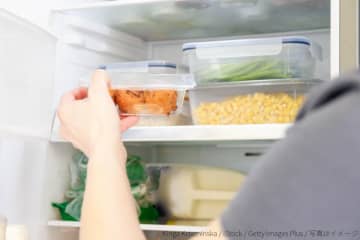 「冷蔵庫の中なのに」驚き…　気付くとカビが増殖するアレ、専門家は「週に1回」お手入れを推奨