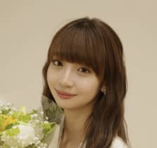 「まじで凄い、、サラサラヘアー真似したい」第1子妊娠中の元アイドル、紺ワンピースの自撮りにファン歓喜