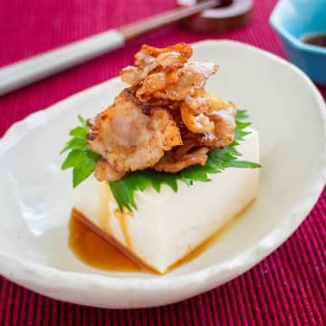 【カリカリ豚バラ×甘だれで満足度100%】「これ絶対うまいじゃん！」スタミナ系冷やっこレシピ