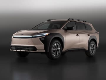 トヨタ、電動車拡充に向けSUBARUと共同開発の新型BEV「bZ Woodland」公開　来春発売