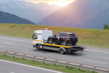 5月末までに「自動車税＋車検費用」を15万円支払う必要が！ 金欠で車検だけ6月に払いたいけど、車検場まで「公道」を走れなくなります。その場合“JAFのレッカー”で車体を持ち込めますか？
