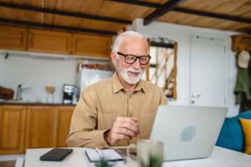 73歳で「生涯現役」と働き続ける祖父。年金を「月7万円」ほど受け取っているそうですが、“持ち家”でも働き続ける必要があるのでしょうか？