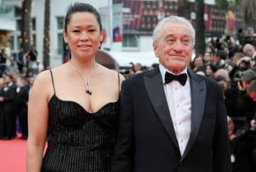 ロバート・デ・ニーロ81歳、恋人とカンヌにラブラブ登場！2年前に娘が誕生