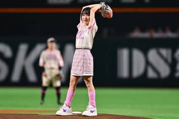 大人気歌手がミニスカ始球式　特別ユニで登場…美声で熱唱→大きく逸れて照れ笑い