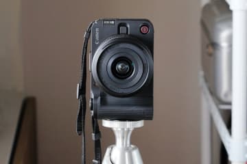 キヤノン『EOS R50 V』は、「録る＆撮る」でSNSも網羅する二刀流ミラーレス！