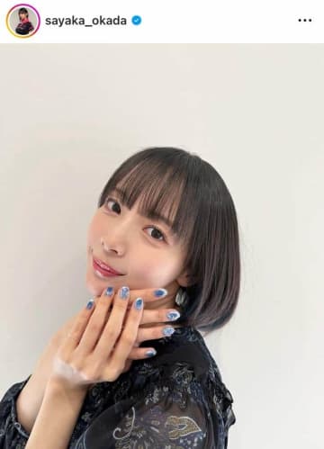 「役満ボディー」岡田紗佳、制服姿でウインクに...キュン　村重杏奈と「W美女」2ショ大反響