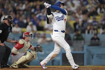【MLB】大谷翔平、終盤劣勢で3試合連発“185キロ”豪快16号アーチ　球団公式歓喜の一発「ついにメジャートップに躍り出たぞ」