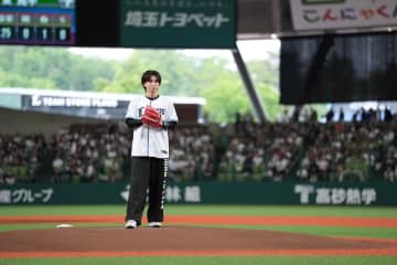 西武、岡宮来夢さんがセレモニアルピッチ「点数をつけるなら75点」