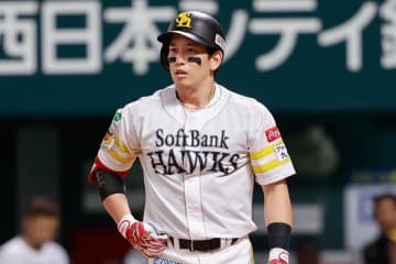 鷹止まらぬアクシデント…栗原陵矢に送球が直撃　しゃがみ込み悶絶、球場騒然