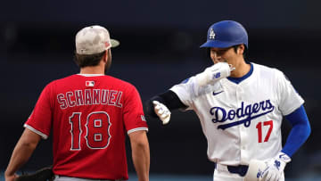 大谷翔平　試合中も塁上で元同僚と仲むつまじい姿　古巣エンゼルス戦は16号含む2安打と躍動