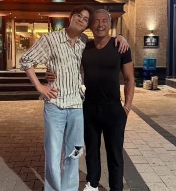 秋山成勲、パク・ソジュンとのツーショットを公開「僕より男らしかった」