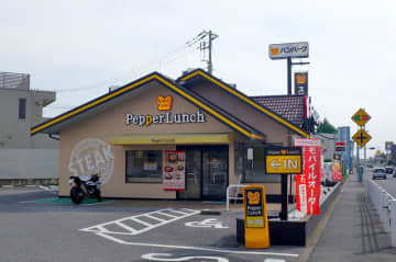 【食レポ】ペッパーランチに再登場の「ベーコンチーズペッパーライス」をライス大盛で食す! 熱々鉄皿で仕上げるペッパーライス、ベーコン、チーズのコンビネーション炸裂で激ウマ! 卓上の胡椒でジャンク感マシマシ!