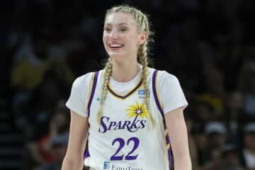 「ウエスト細すぎ！」米バスケ界が誇る長身美女、紐タイプの“マイクロビキニ”姿でファン悩殺！「すんごい身体♡」「まるで芸術作品のようだ」