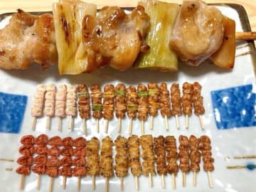 これはバカデカ焼き鳥？それとも、極小焼き鳥？　脳バグる一皿にネット混乱「バケモンサイズ」