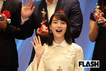 のん “怪衣装”にファン仰天！5万円超の“尖りすぎ”ジャージで吉永小百合と2ショット