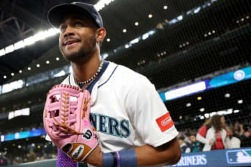 【MLB】「今週のスーパープレー集」前代未聞、外野手2人の連携本塁打キャッチ　イチロー“愛弟子”フリオの好捕連発ほか【5月11日～17日】