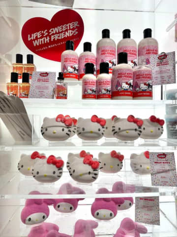 LUSH「キティちゃんバスボム」目が合ったらもう買ってた。湯船に投入すると…