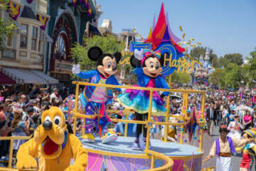 ディズニーランド70周年イベントがスタート 新コスチュームのミニパレードやナイトショーが復活